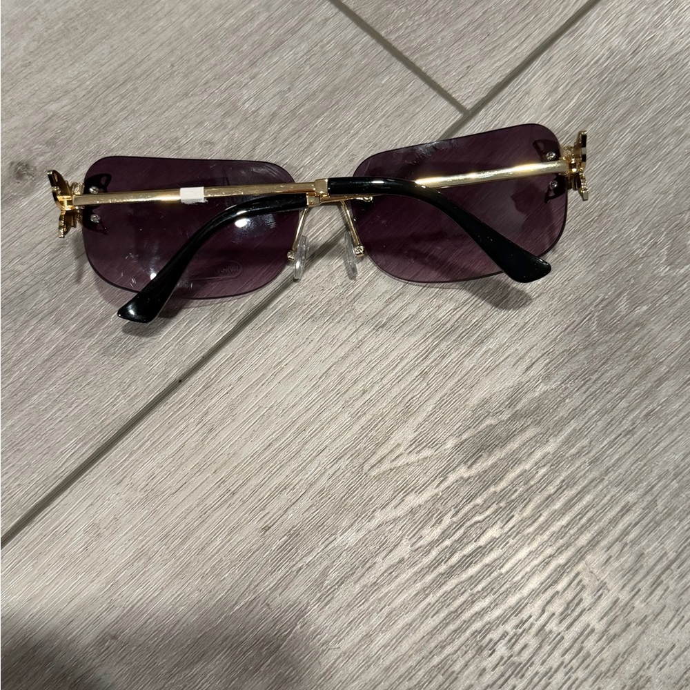 Chic y2k Sunglasses with Gold Detail - Picture 4 of 5